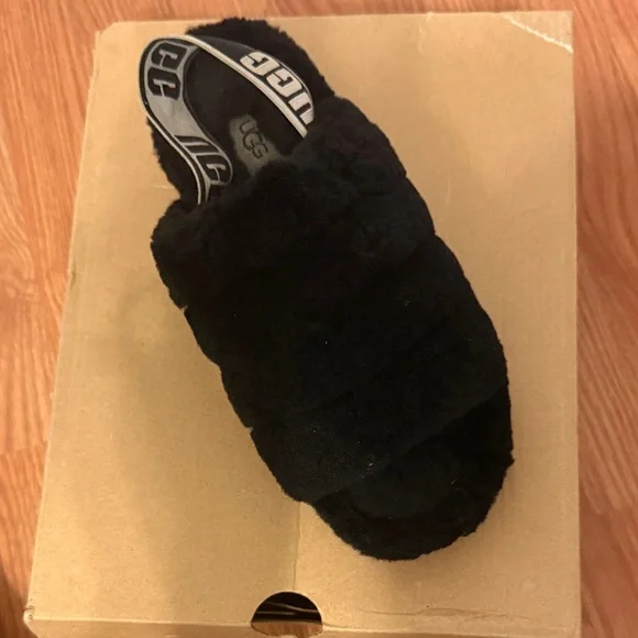 Size 6 UGG Black Plush Shearling Slide with Branded Heel Strap - Picture 2 of 2